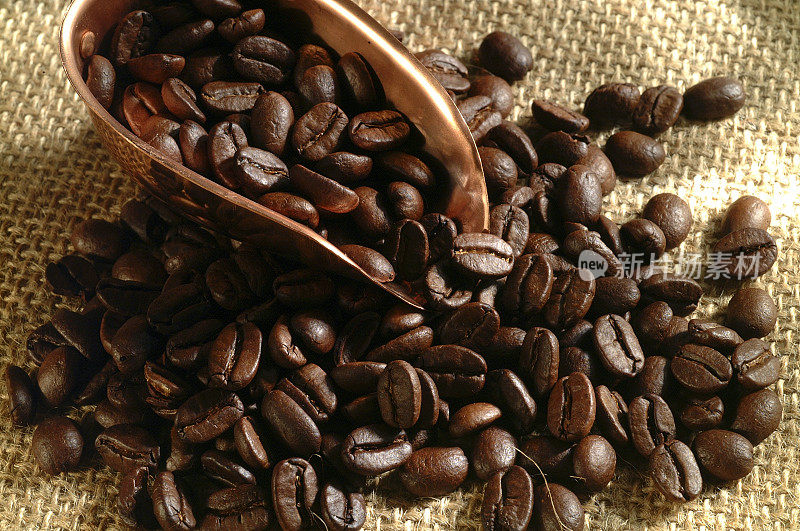 Roasted coffee beans close-up.